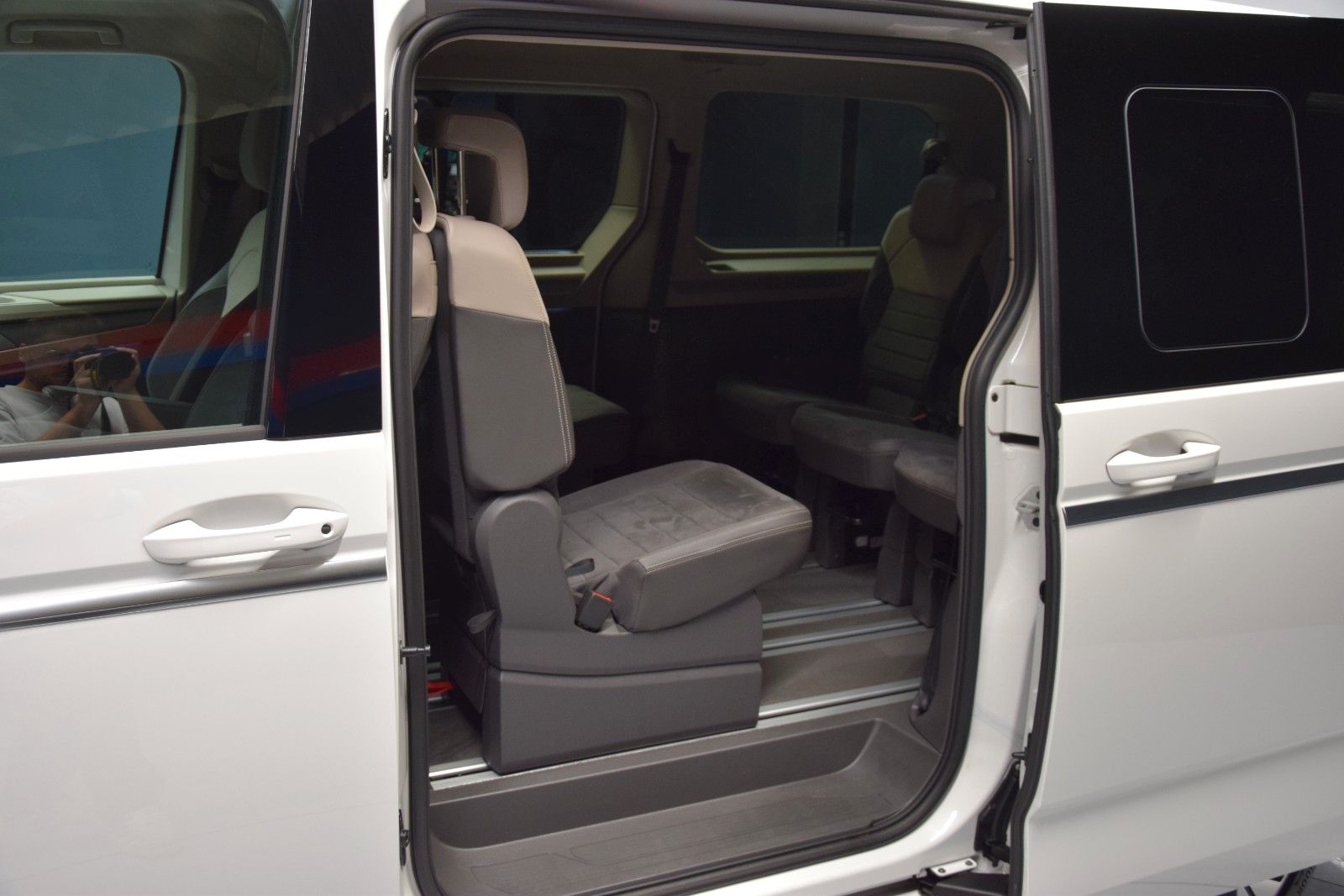 Fahrzeugabbildung Volkswagen T7 Multivan Style lang ACC Matrix vis-a-vis AHK