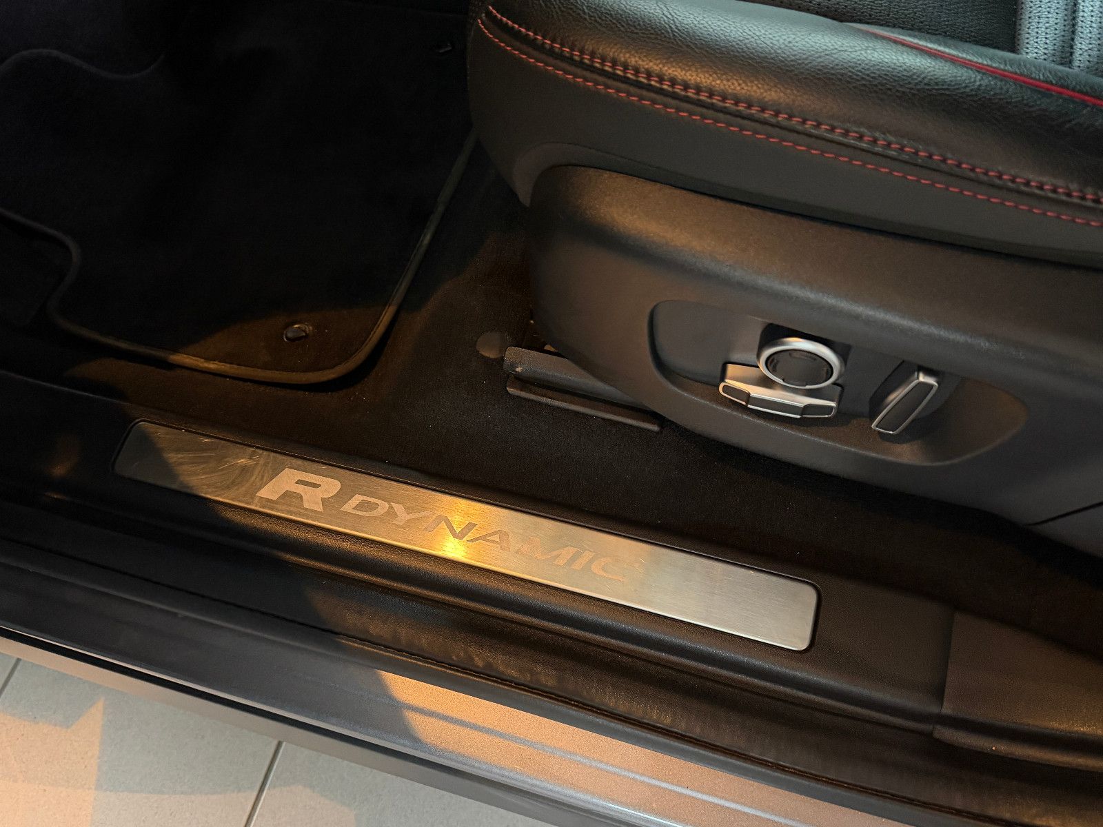 Fahrzeugabbildung Land Rover Discovery Sport R-Dynamic S AWD/LEDER/KAMERA/ACC