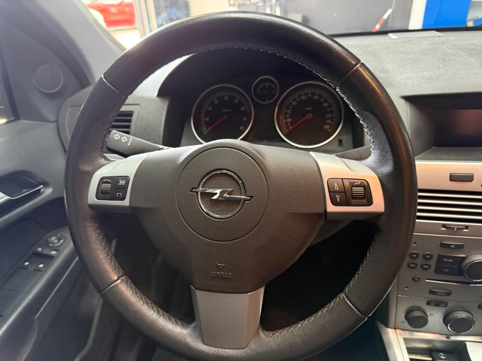 Opel Astra 2009 — photo 13