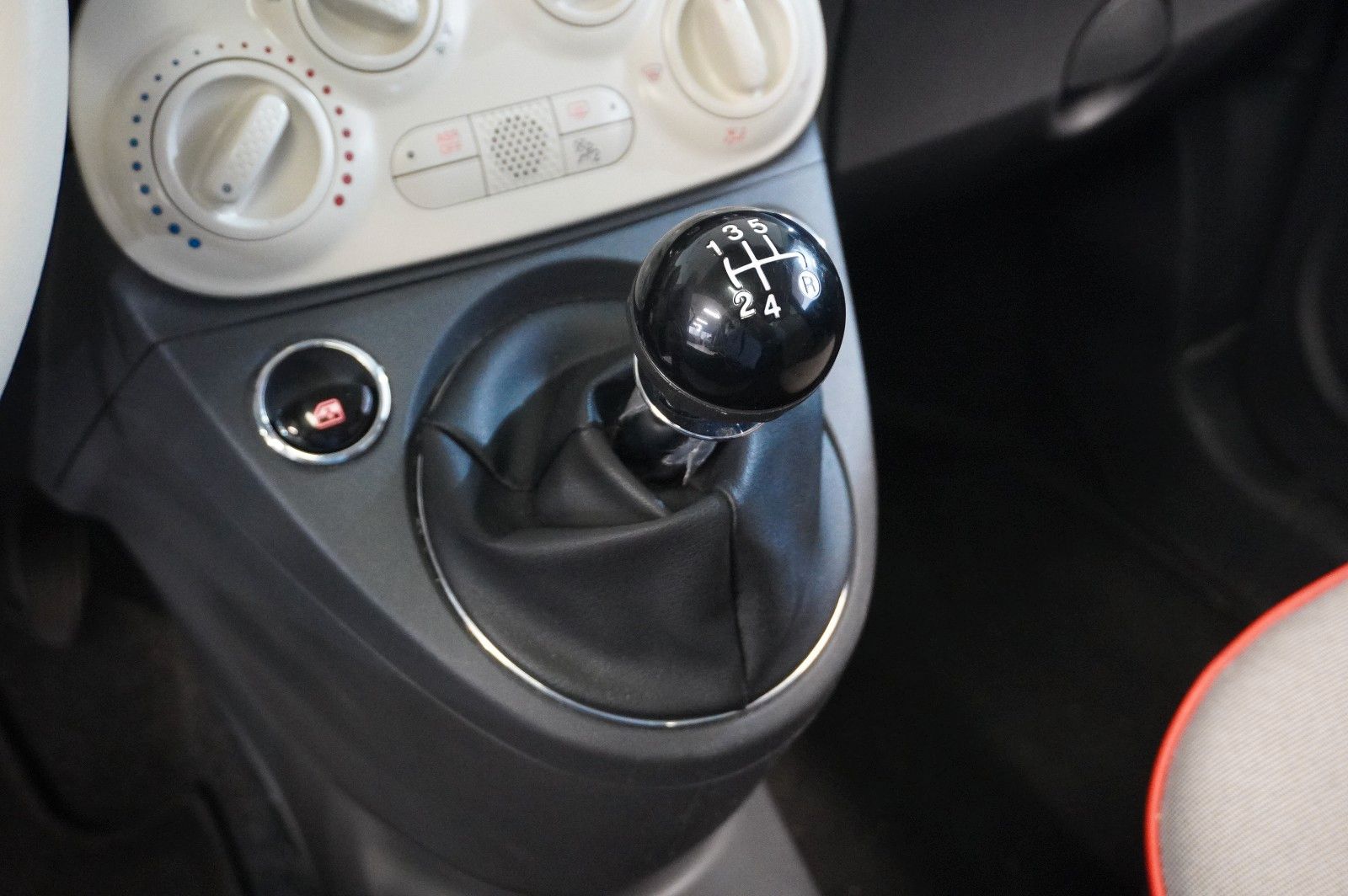 Fahrzeugabbildung Fiat 500 1.2 LOUNGE LED/PANO./USB/NEBEL/TOUCH/PDC