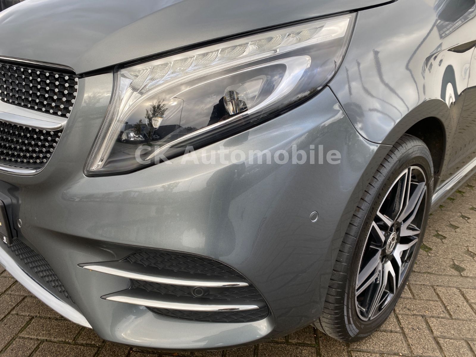 Fahrzeugabbildung Mercedes-Benz V 300d 4Matic Kompakt/AMG-Line/8 Sitze/360°/AHK