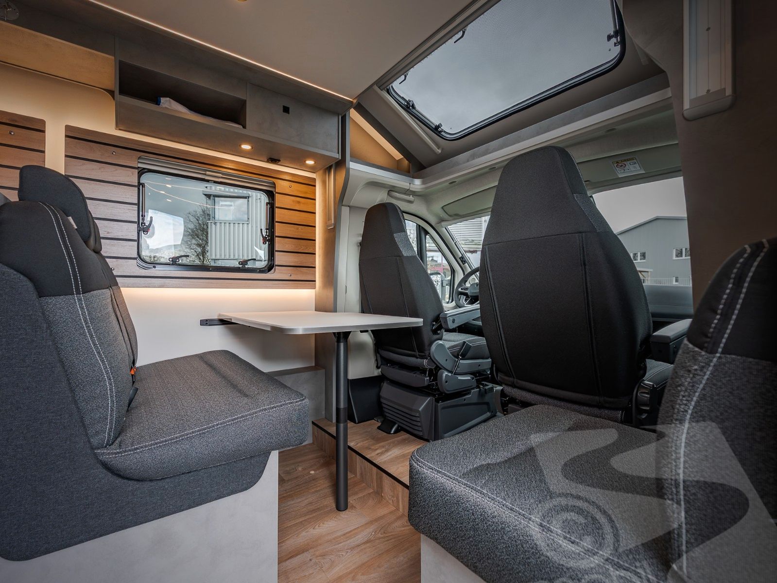 Fahrzeugabbildung Crosscamp EXPDN 7.4 E Peugeot Automatik