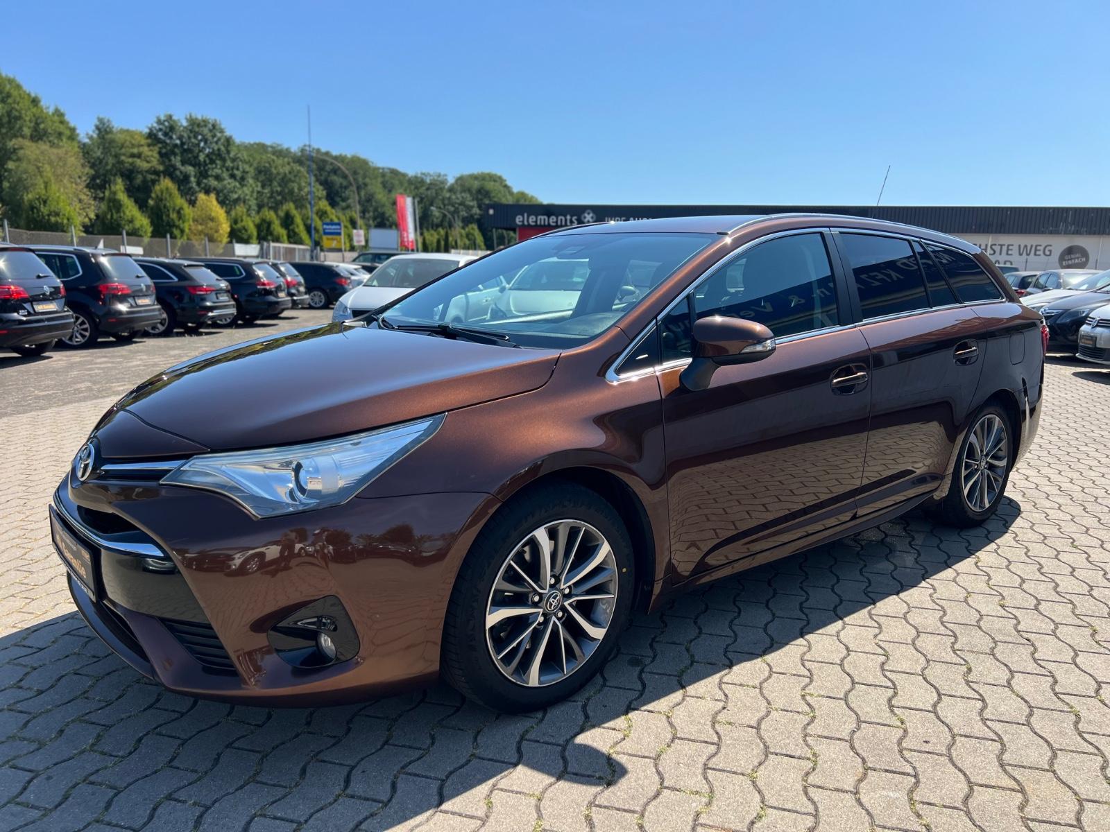Toyota Avensis 2015 — rear view