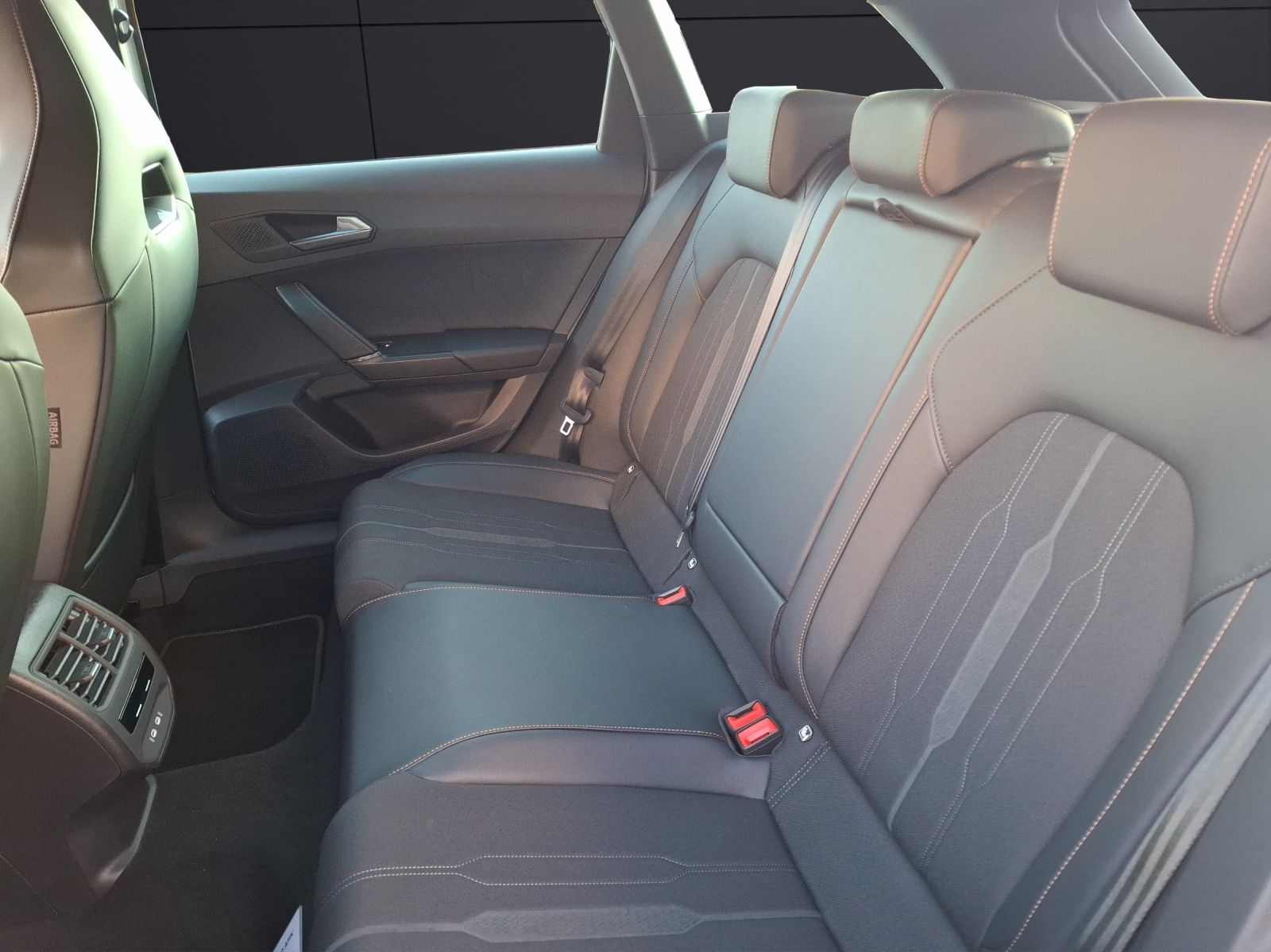 Fahrzeugabbildung CUPRA Leon ST VZ DSG 4Drive LED AHK Navi Beats LHZ ACC