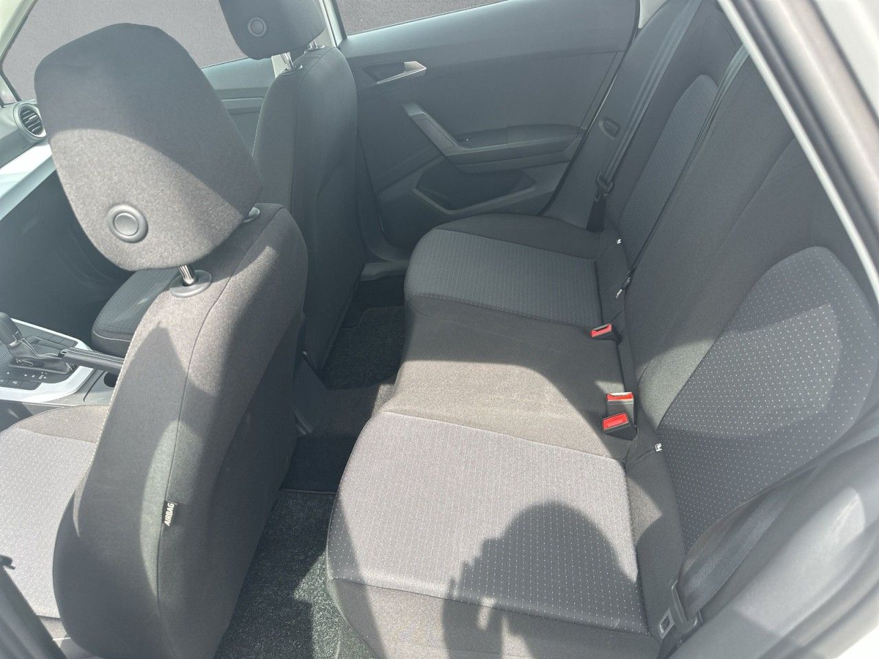 Fahrzeugabbildung SEAT Arona 1.0TSI 116PS Style Edition*AHK*1Hnd* - mit KI generiert/bearbeitet
