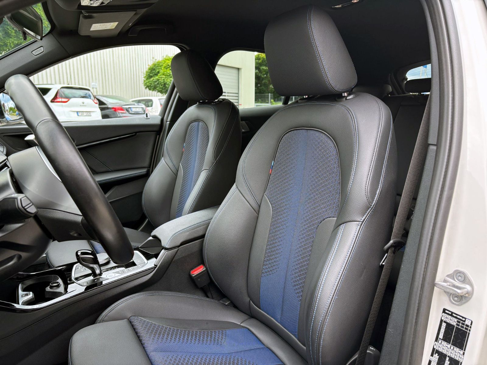 Fahrzeugabbildung BMW 118i M-Sport Steptronic LED KAM PDC AMBI CarPlay