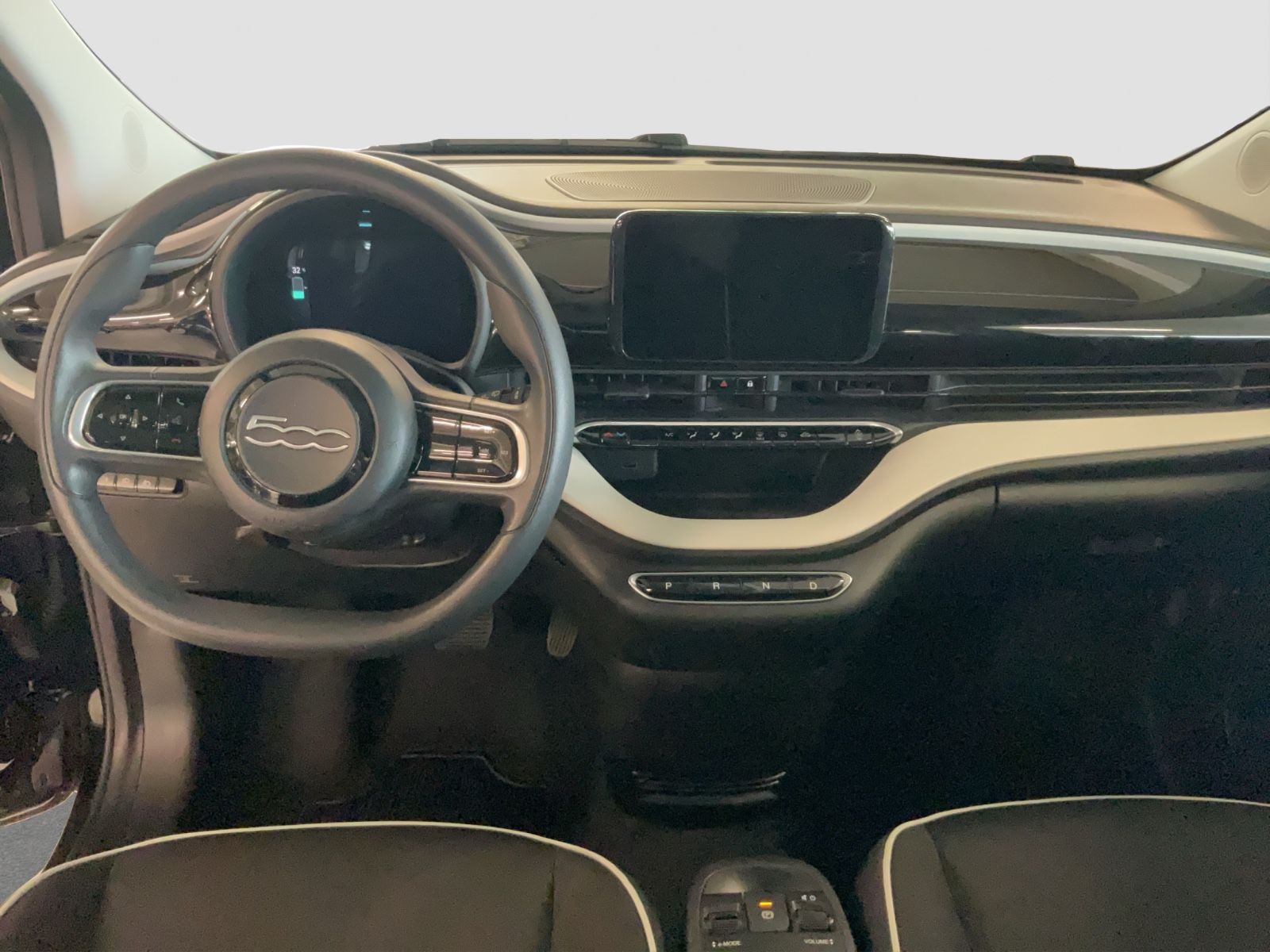 Fahrzeugabbildung Fiat 500e + Radio- & Winterpaket