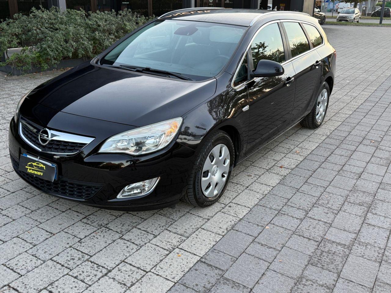 Opel Astra 2011 — вигляд ззаду