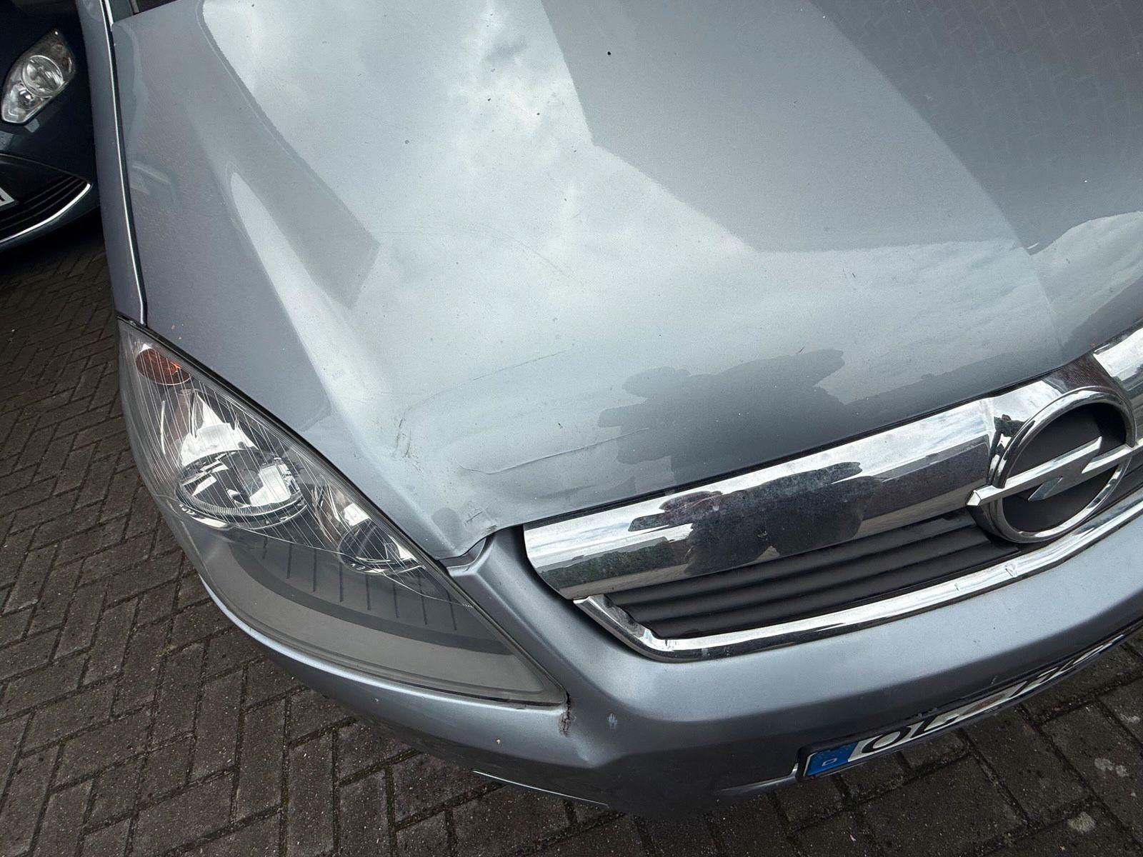 Opel Zafira 2011 — салон