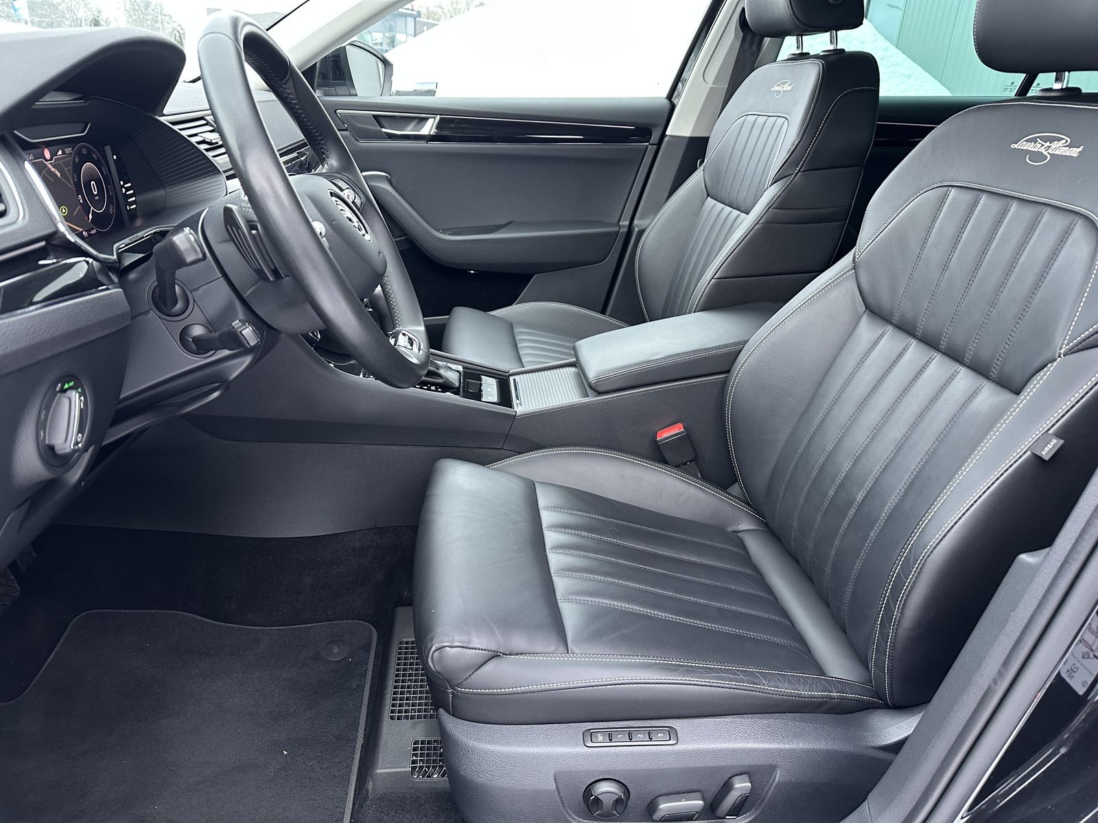Fahrzeugabbildung SKODA Superb Combi 2.0 TSI DSG L&K NAV+LED+KAM+19ZO+VC