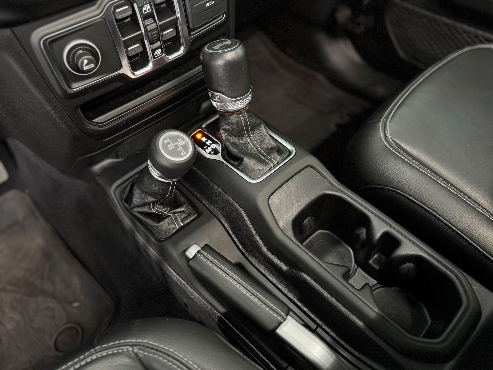 Fahrzeugabbildung Jeep Wrangler Unlimited 2.0 T-GDI Sahara "Di.-Sperre"