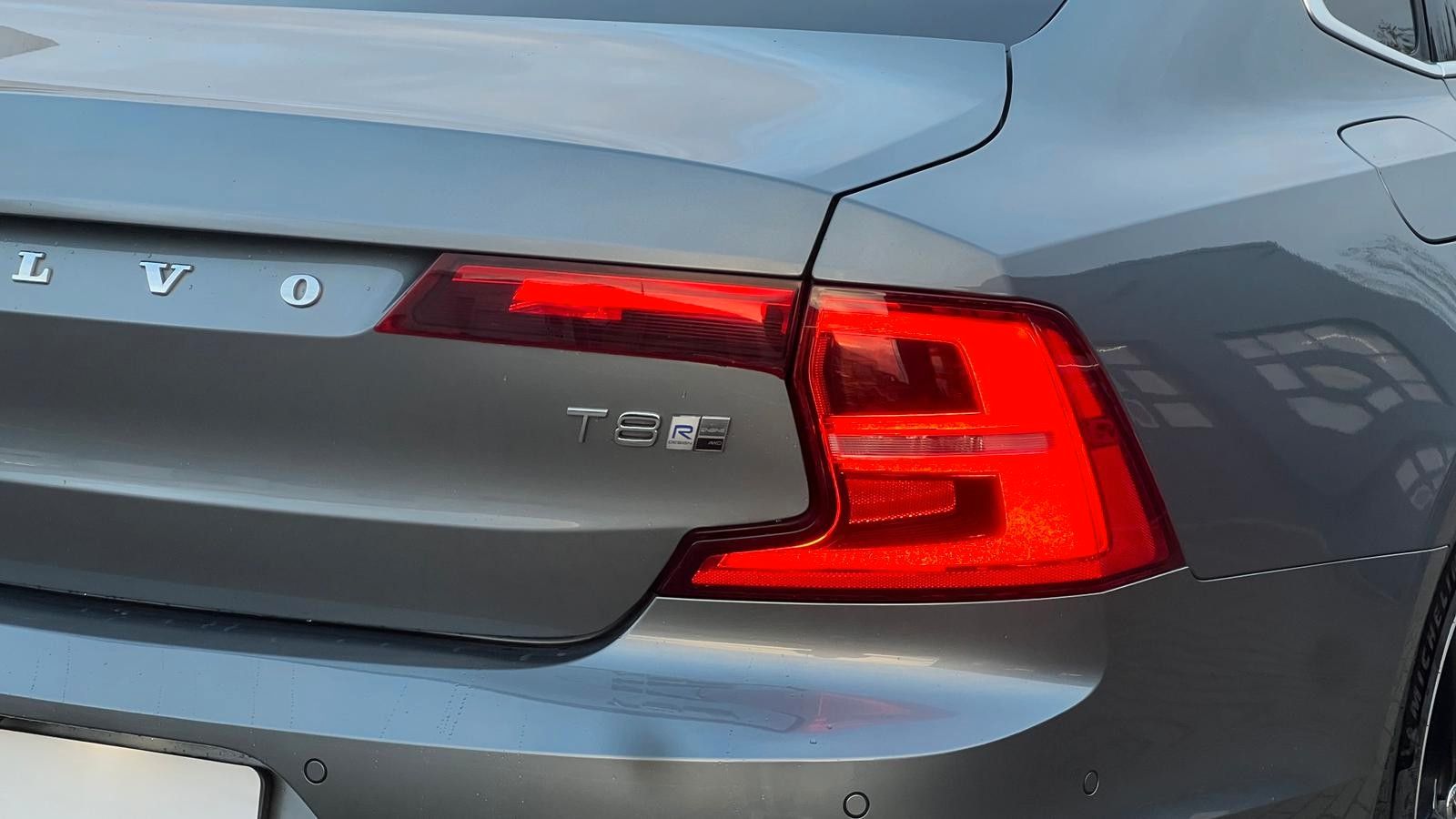 Fahrzeugabbildung Volvo S90*R-Design*T8*AWD*B&W*LUFT*MASS*20Zoll