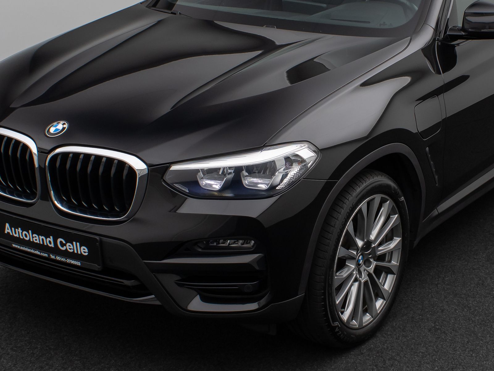 Fahrzeugabbildung BMW X3 xD30e Panorama HUD DAB HiFi Komfort Sport 20"