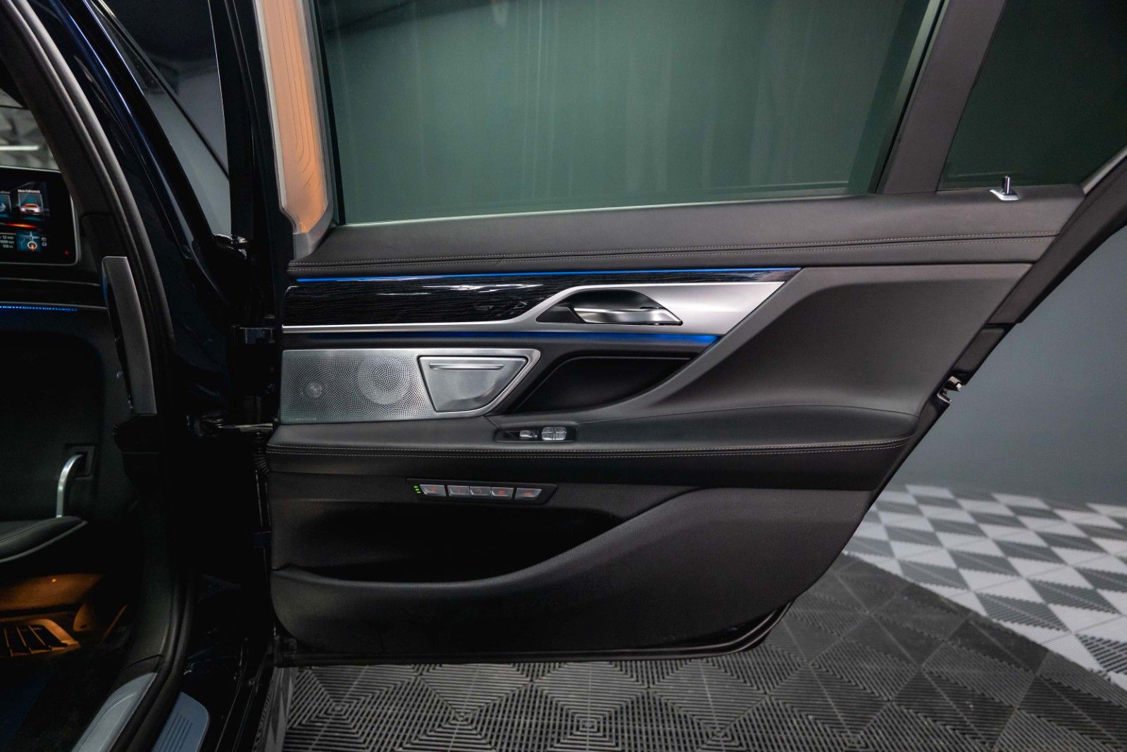 Fahrzeugabbildung BMW 730d L xDrive M Sport Shadow | 100% Option | 19%