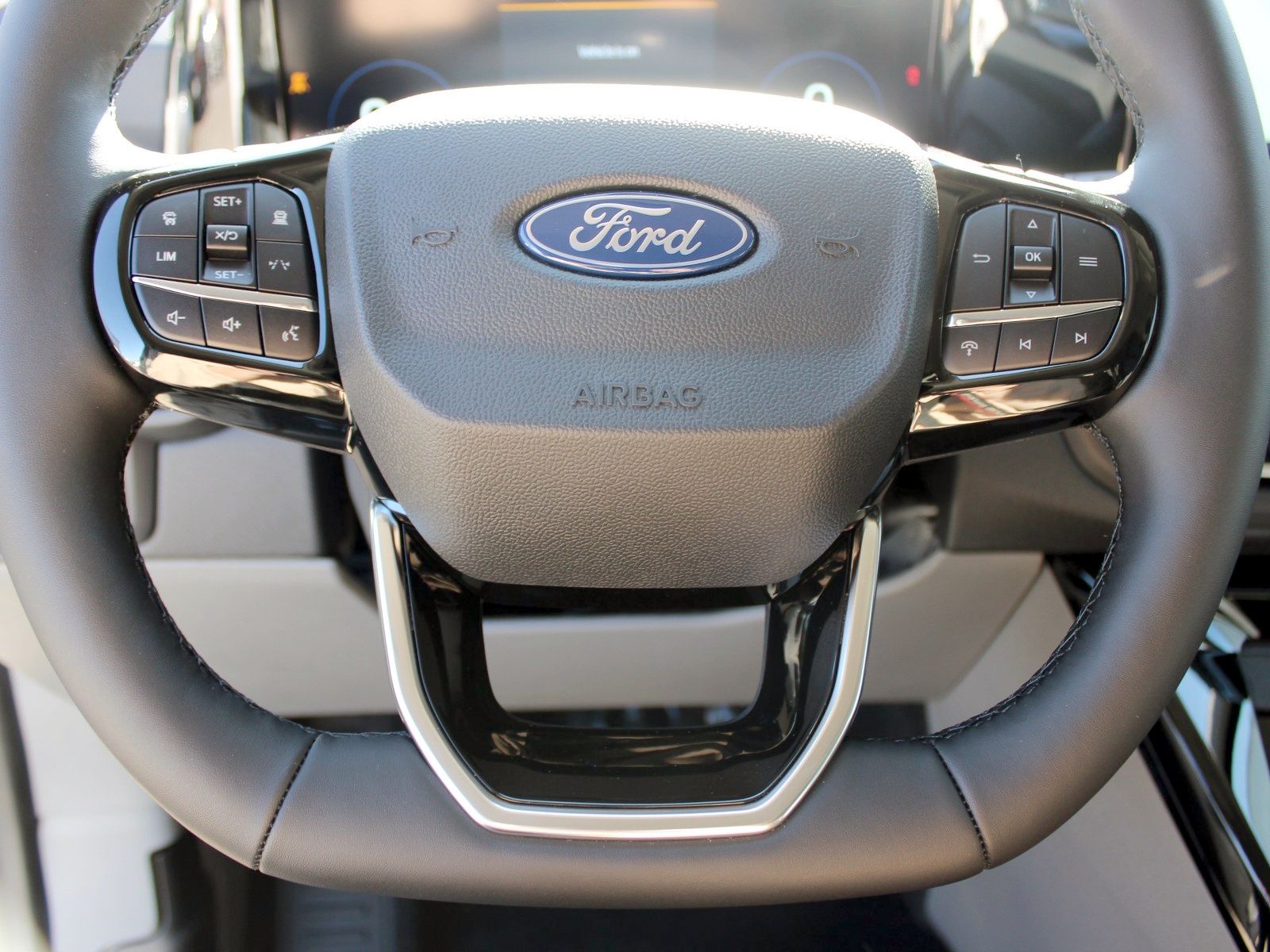 Fahrzeugabbildung Ford Tourneo Custom 320 L1 Tourneo Titanium FWD