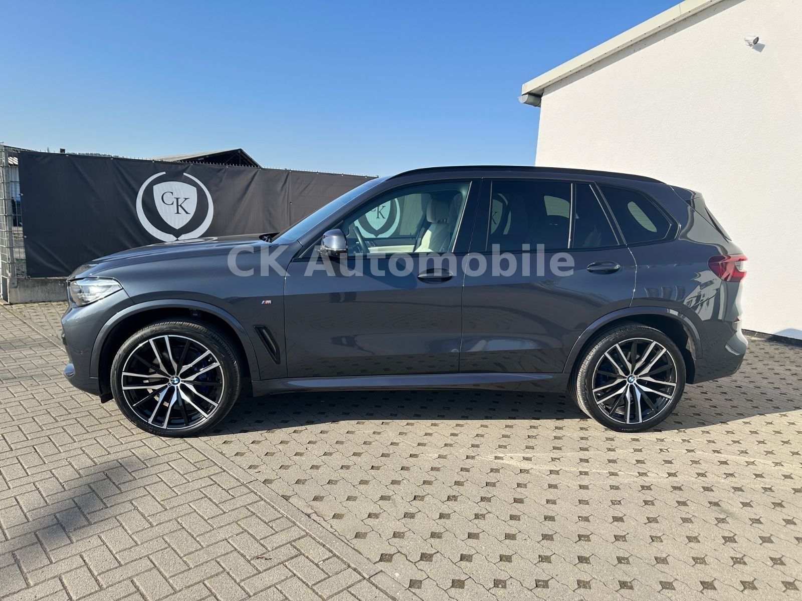 Fahrzeugabbildung BMW X5 xDrive 30d M-Sport/Navi/Head-Up/LED/22 Zoll