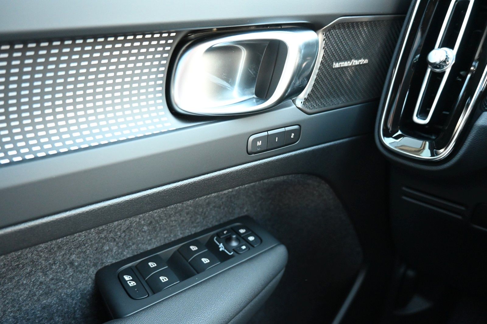 Fahrzeugabbildung Volvo XC40 B4 DKG Ultra Dark*FSHZG*PANO*360°*ACC*AHK