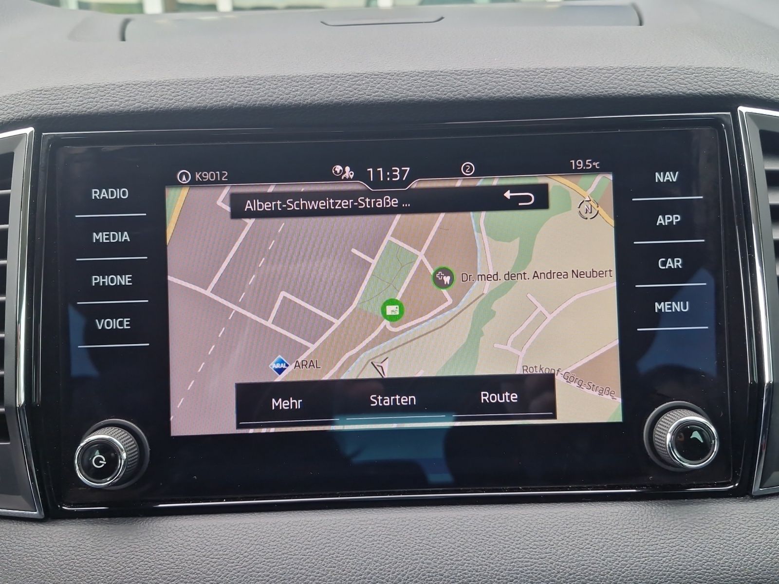 Fahrzeugabbildung SKODA Karoq Clever 1.5 TSI DSG LED Navi ACC AHK 4xSHZ