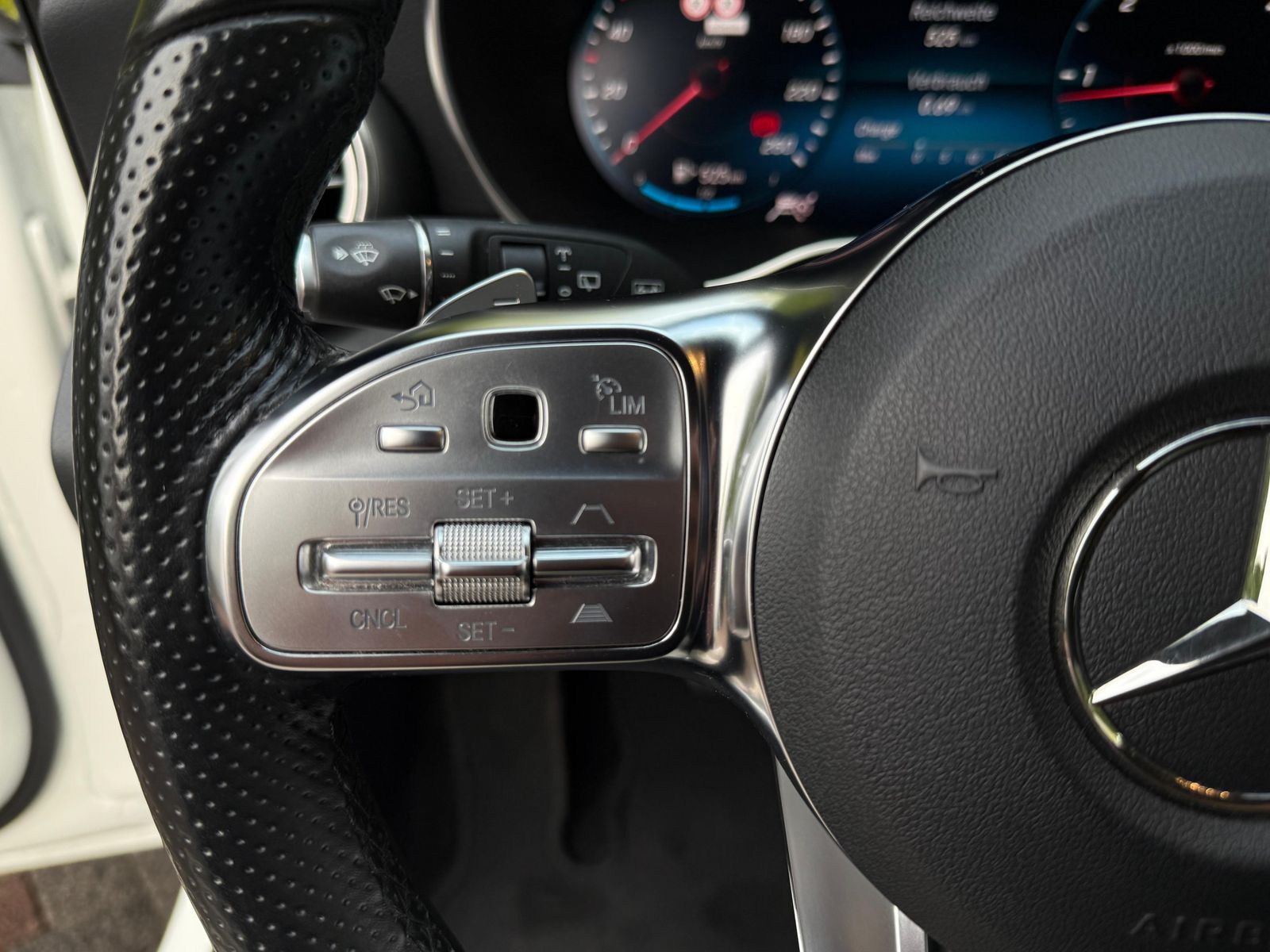 Fahrzeugabbildung Mercedes-Benz C 300 d 4M AMG-Line MULTIB+NIGHT+NAV+KAM+VIRTUAL