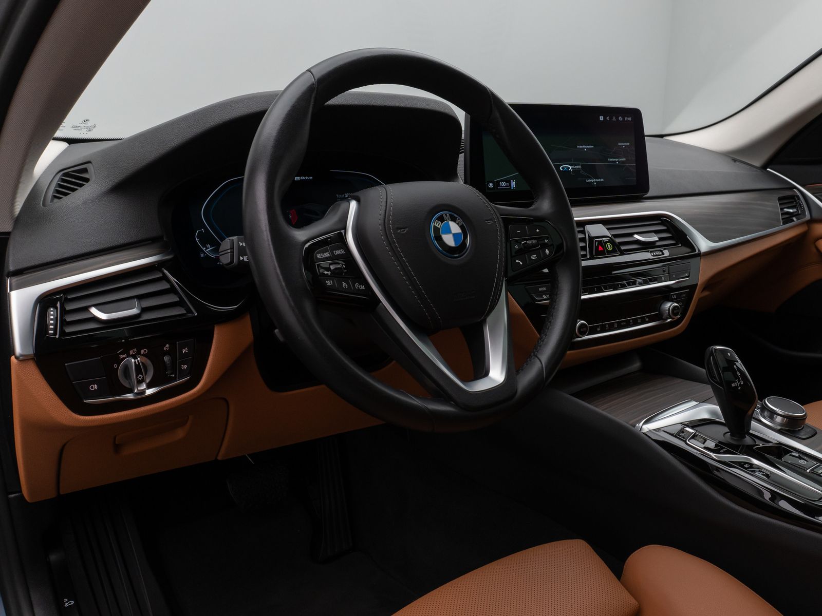 Fahrzeugabbildung BMW 530e Panorama Kamera HUD DAB HiFi Alarm Sport