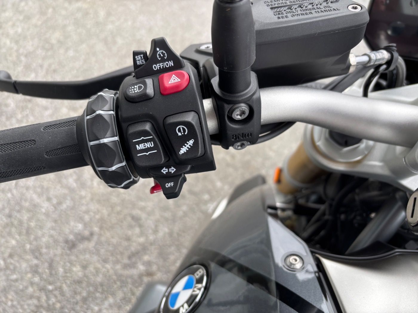 Fahrzeugabbildung BMW R 1250 R Triple Black 3 Pakete