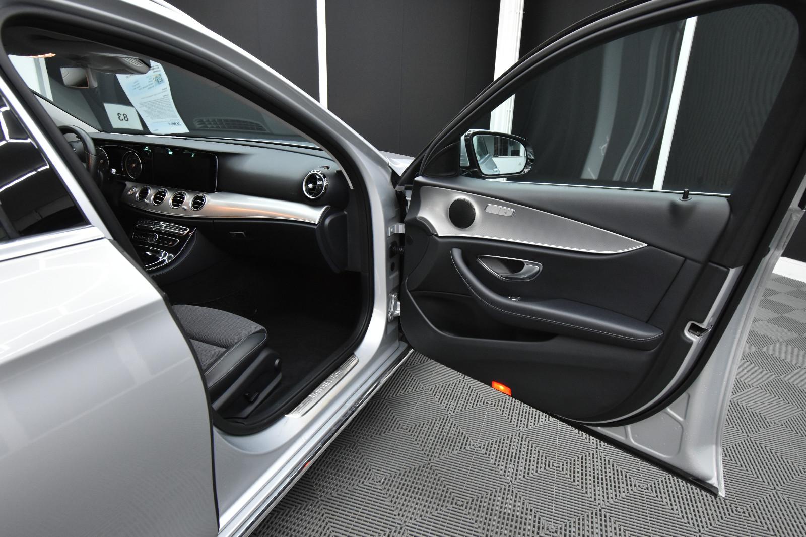 Mercedes-Benz E 220  SHZ AHK RFK LED Ambiente.