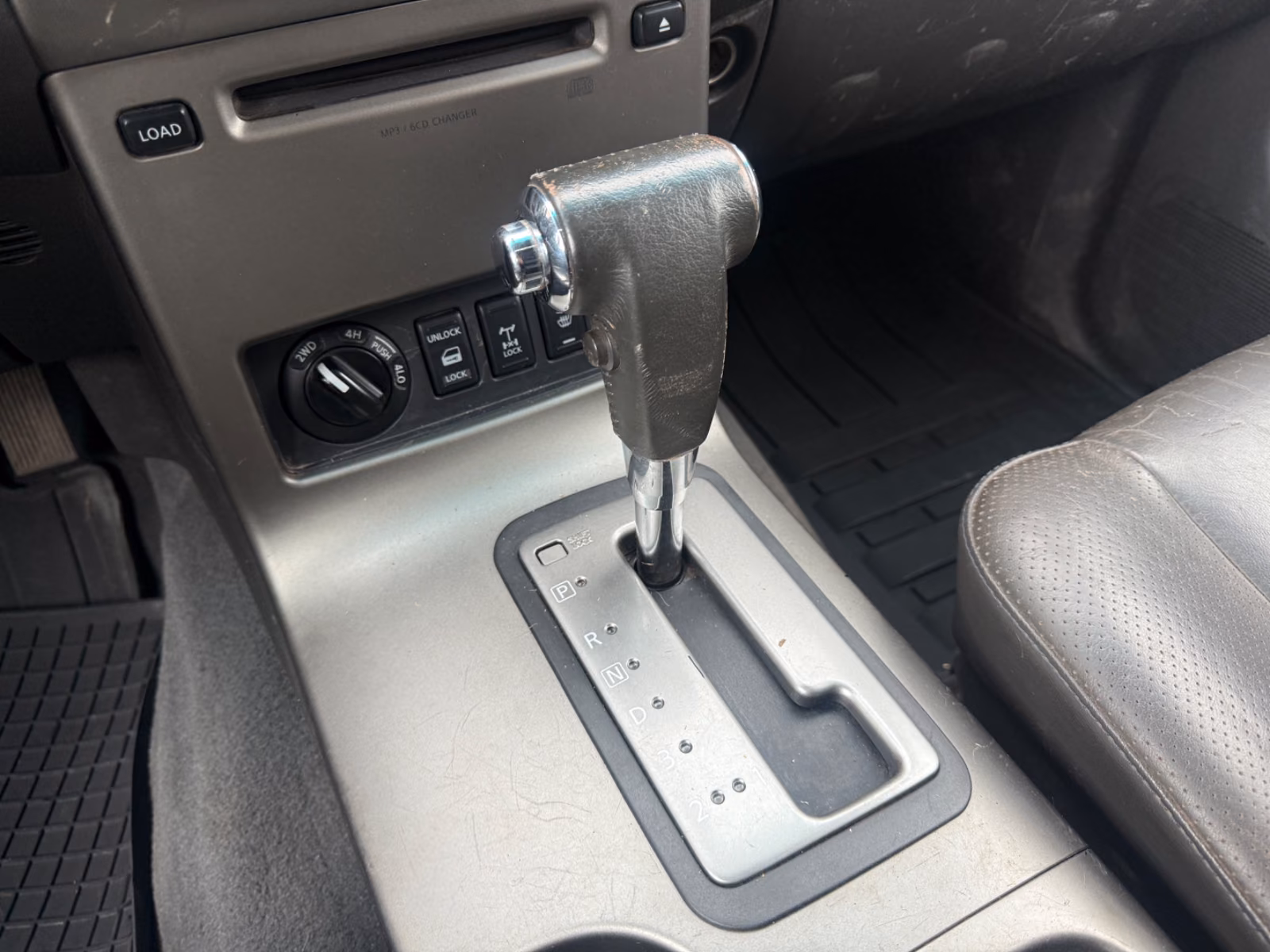 NISSAN NAVARA PICKUP DOUBLE CAB PLATINUM 4X4 | 171 ch | BVA | TOIT OUVRANT | VOLANT EN CUIR