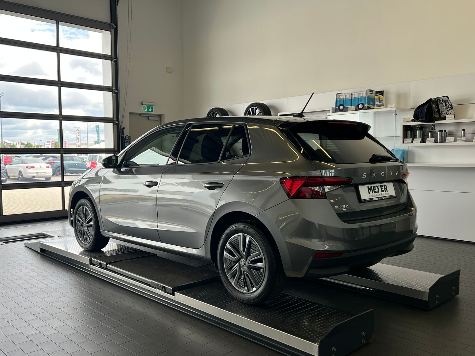 Fahrzeugabbildung SKODA Fabia Tour 1.0 TSI *Winter-Paket,KESSY,Einparkhi