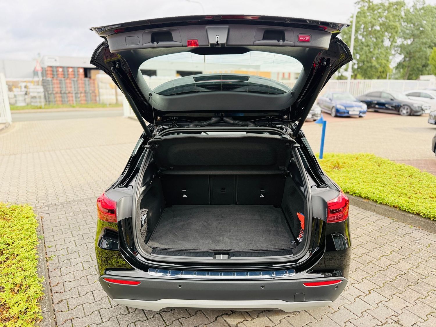 Fahrzeugabbildung Mercedes-Benz GLA 200 PROGRESSIVE Advanced, Distronic, RFK, LE