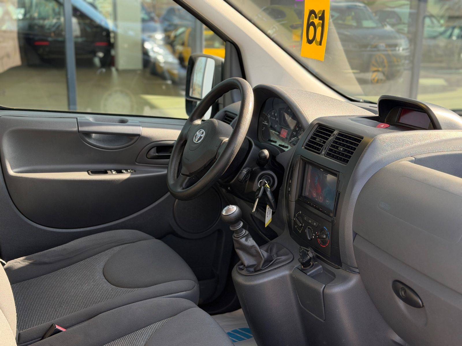 Proace L2H1 Comfort 2.0 6-Sitzer Rollstuhl Rampe