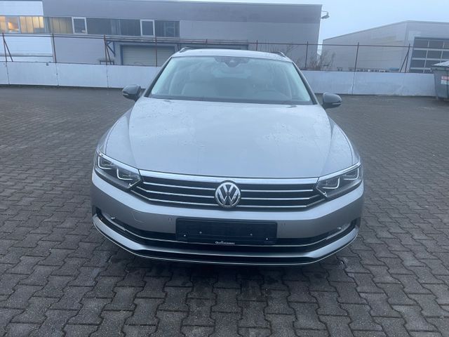 Volkswagen Passat*Exclusive*Navi*RFK*AHK*ACC*LED!!