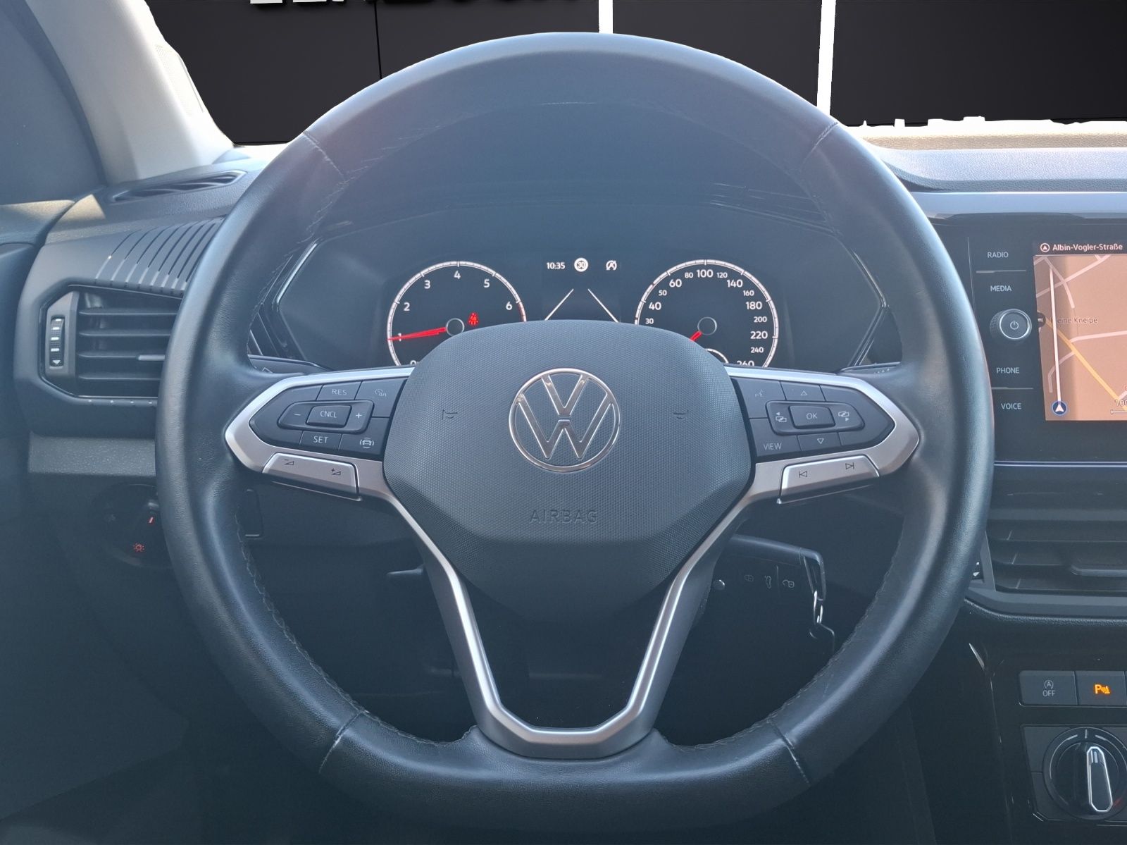 Fahrzeugabbildung Volkswagen T-Cross TSI Life LED Navi GRA PDC SHZ 17"