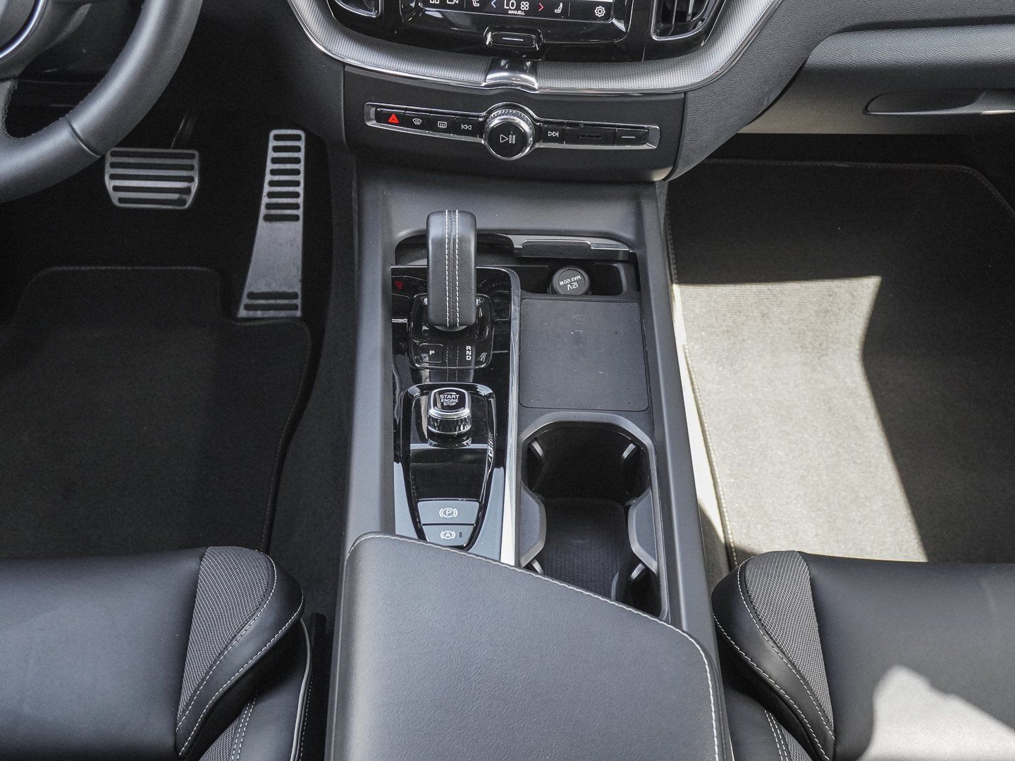 Volvo XC60 T6 AWD R-Design Plug-in Hybrid PANO HUD 360 foto 15
