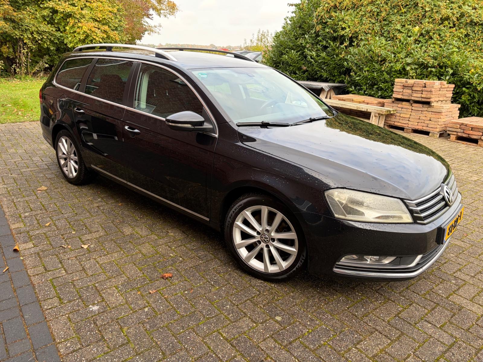 Volkswagen Passat 2011 — interior