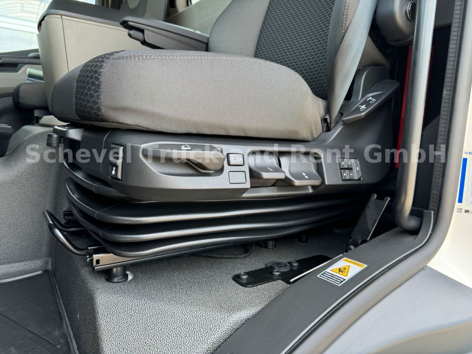 Fahrzeugabbildung MAN TGM 18.320 4x4 BB Pritsche HMF 1620 /4x hydr.