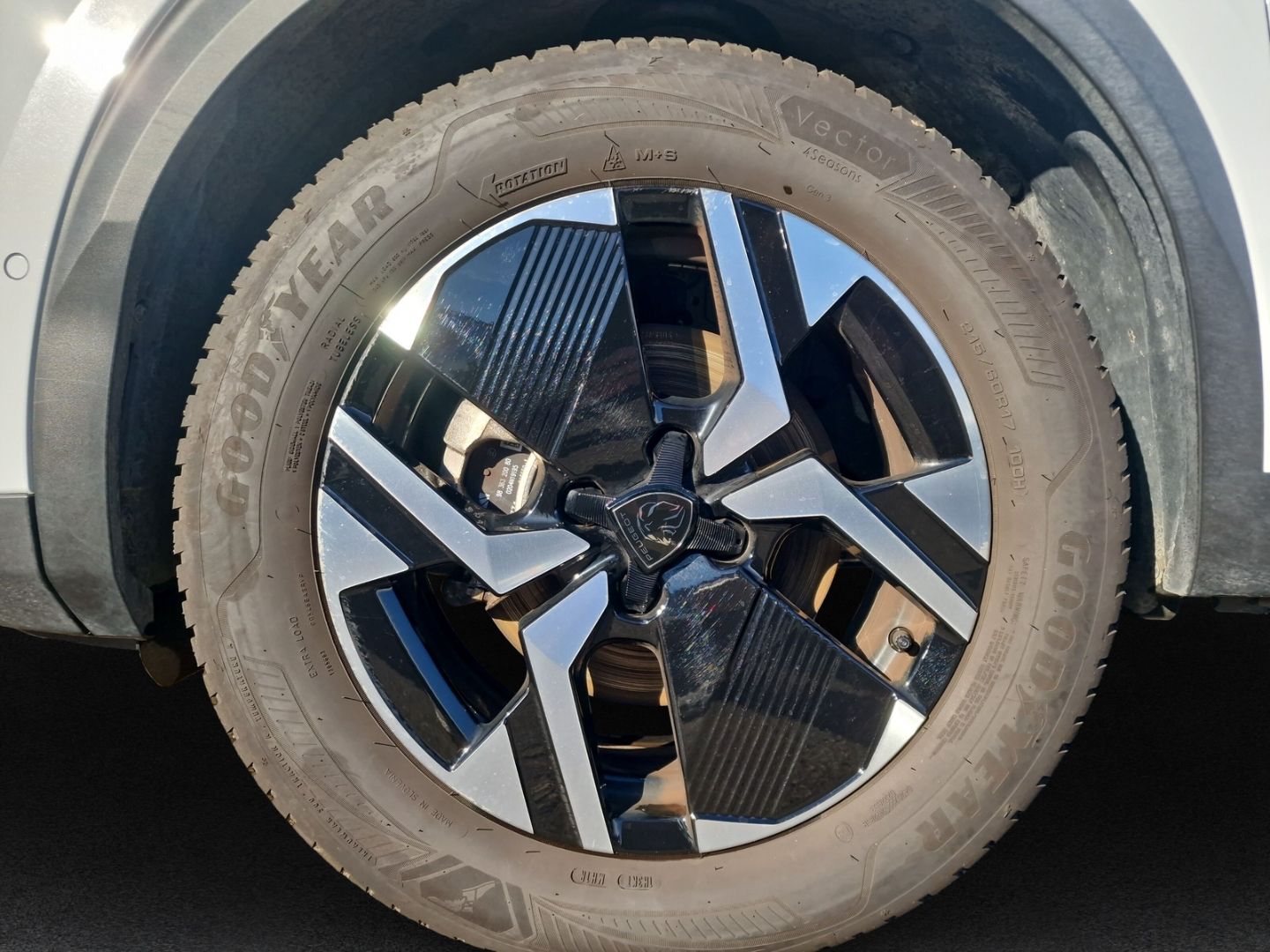 Fahrzeugabbildung Peugeot 2008 Hybrid 136 GT *NAVI*RFK*SHZ*DAB+*MASSAGE*E