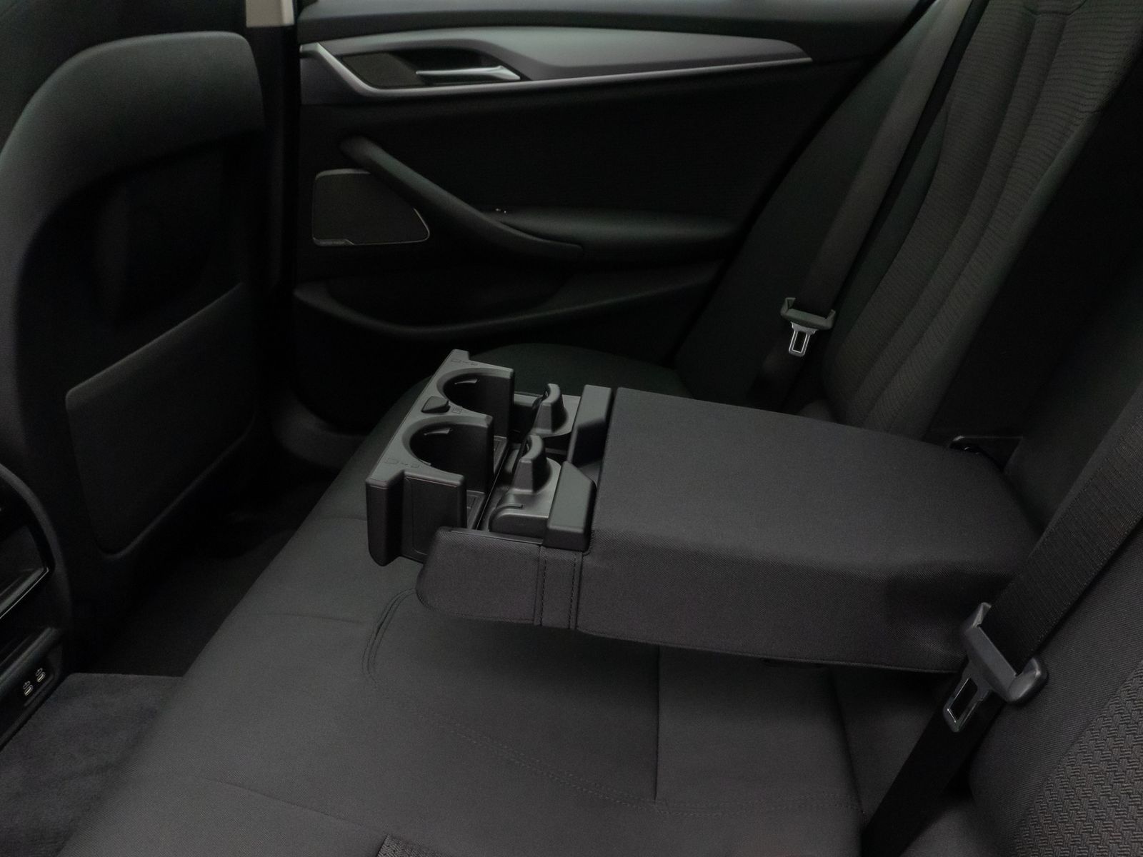 Fahrzeugabbildung BMW 520d Kamera DAB H/K Alarm DisKey Panorama MSport