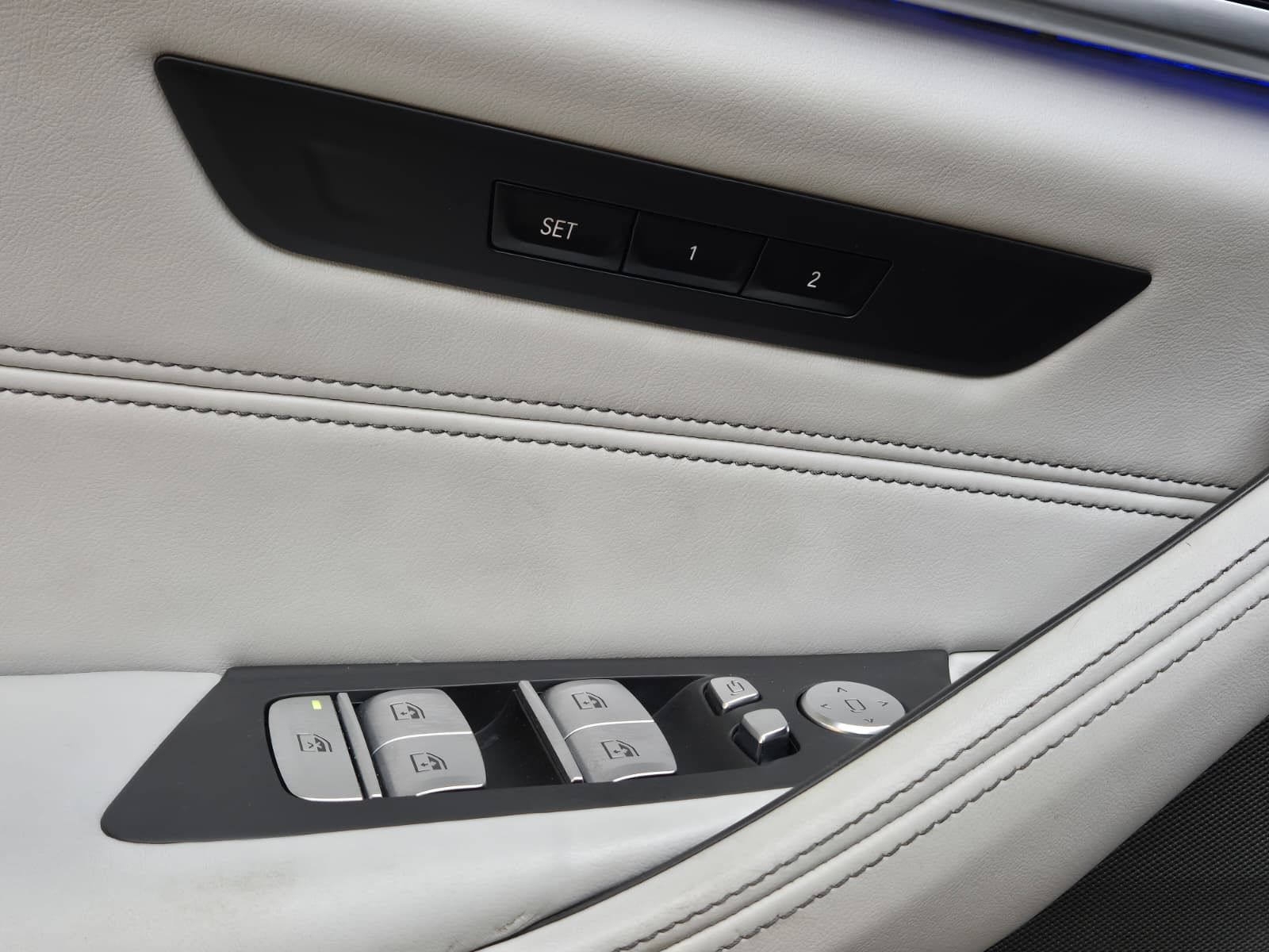 Fahrzeugabbildung BMW M5 Lim. >CARBON+SOFT+LED+HEAD+H&K+MEMO+ACC+360°+
