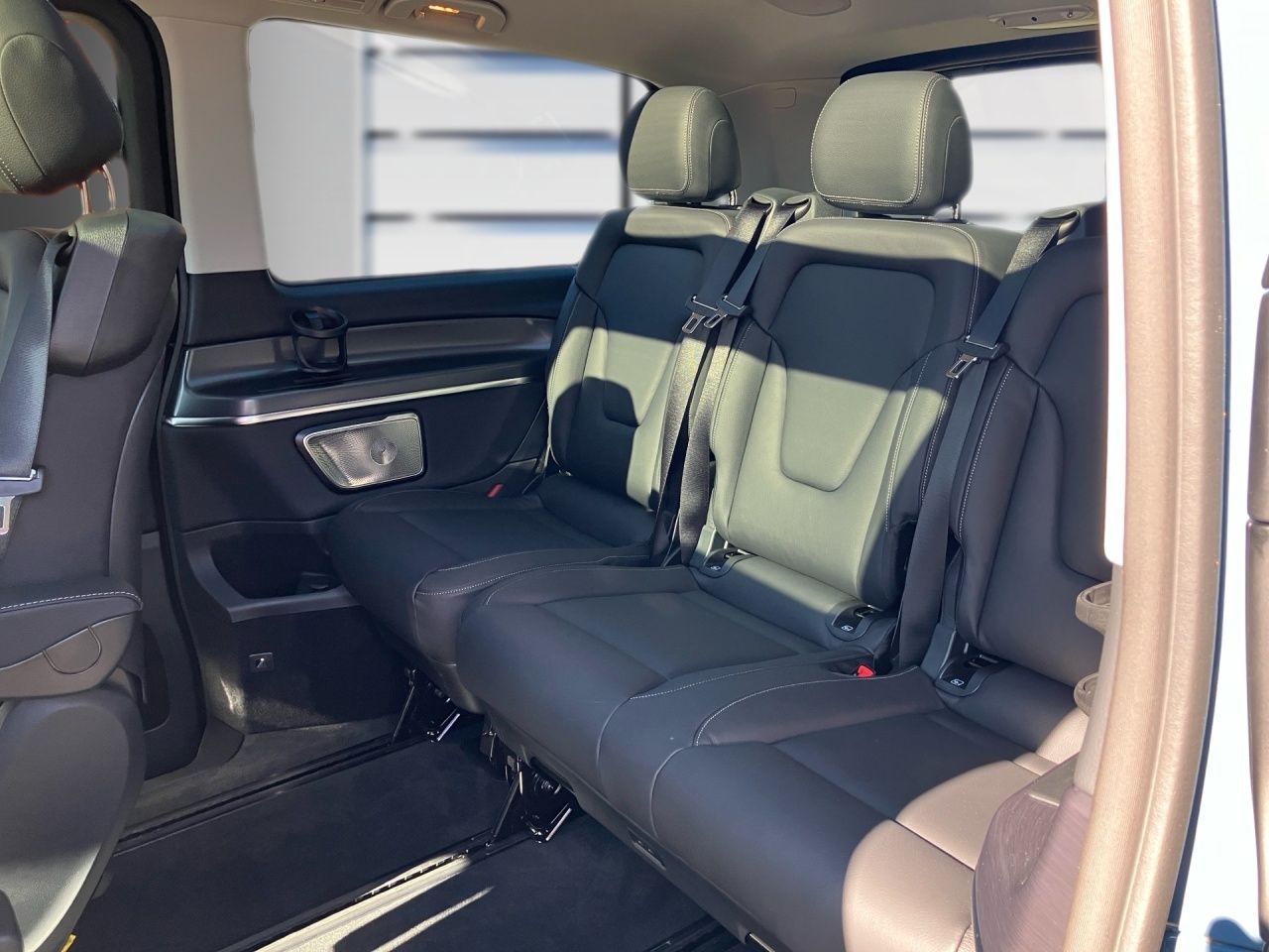 Fahrzeugabbildung Mercedes-Benz V 300 d AVG/L 4x4 Avantgarde NAVI AHK LED 7-Sitz