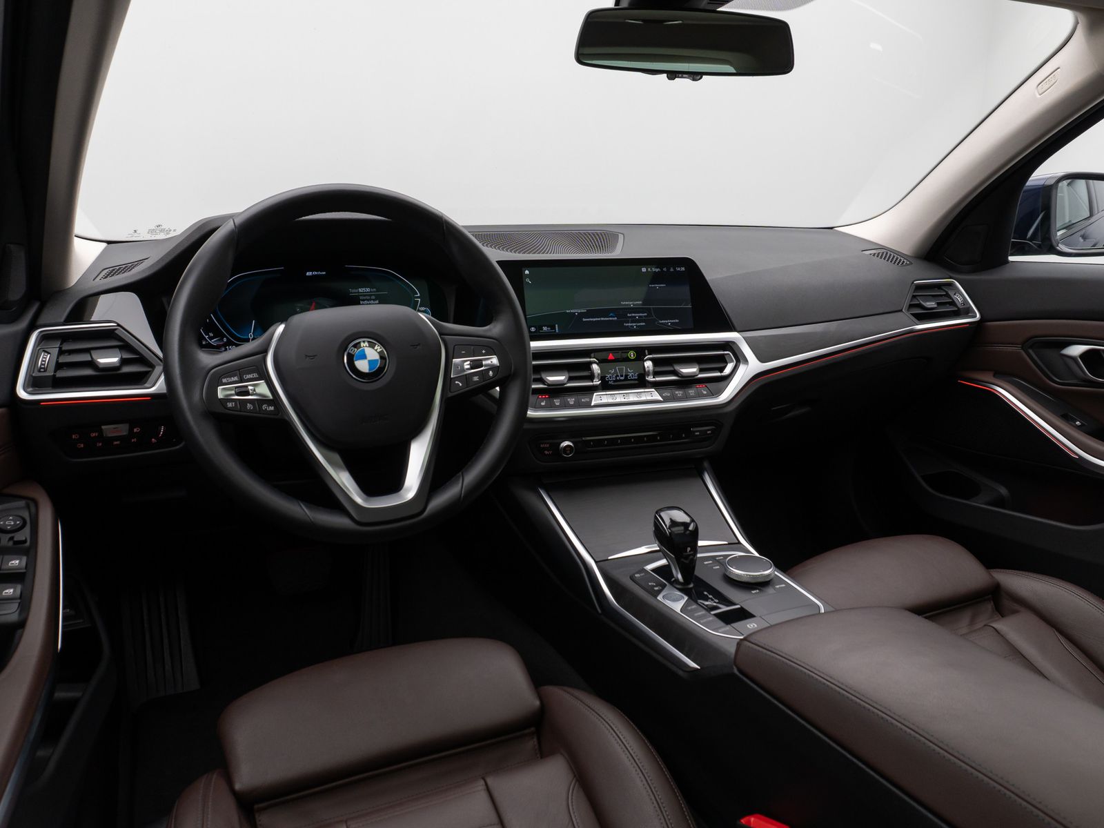 Fahrzeugabbildung BMW 330e Sport Line Panorama HUD DAB HiFi PDC Alarm