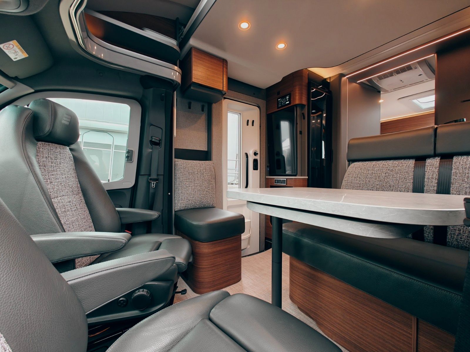 Fahrzeugabbildung HYMER / ERIBA / HYMERCAR B-KLASSE MC T 680 X - PTS SELENITGRAU MAGNO