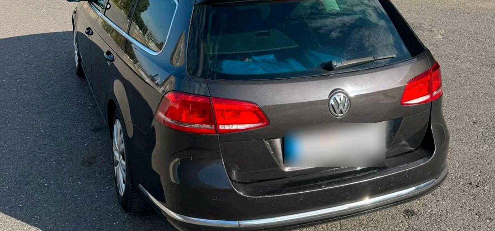 Volkswagen Passat 2011 — interior