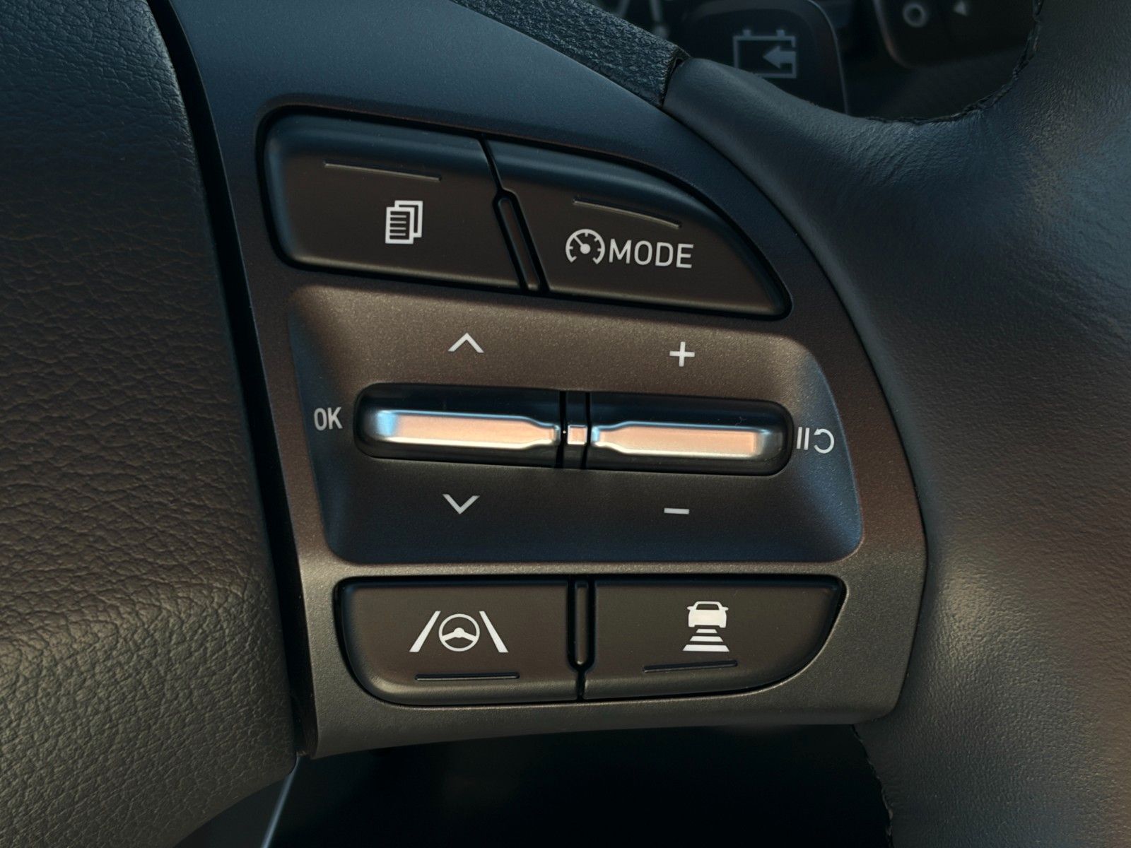 Fahrzeugabbildung Hyundai KONA Elektro SHZ LHZ ACC LKA PDC CAM LFA CarPlay