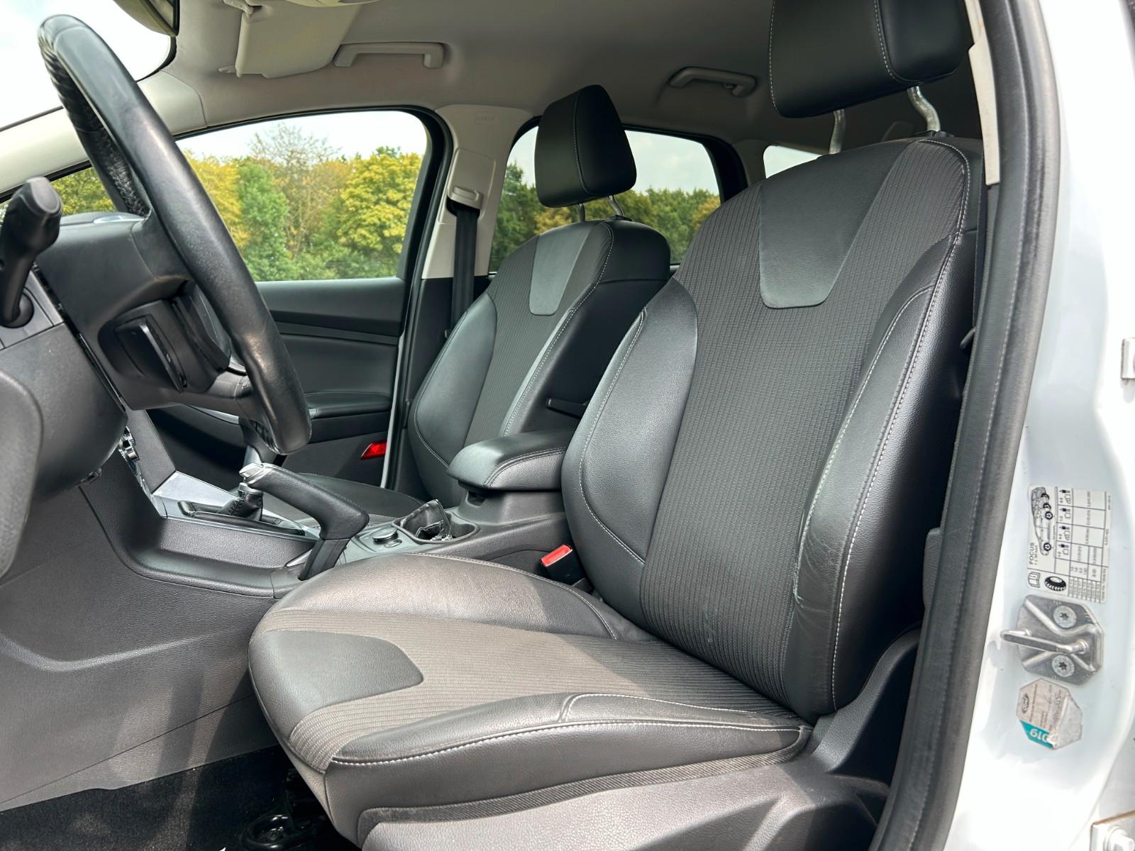 Ford Focus 2013 — photo 16