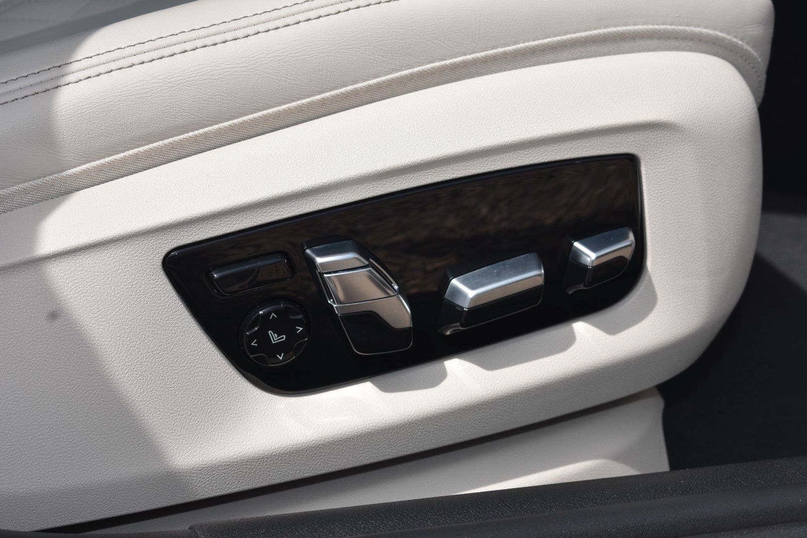 Fahrzeugabbildung BMW 530d Touring xDrive M Sport HUD AHK H&K Panorama