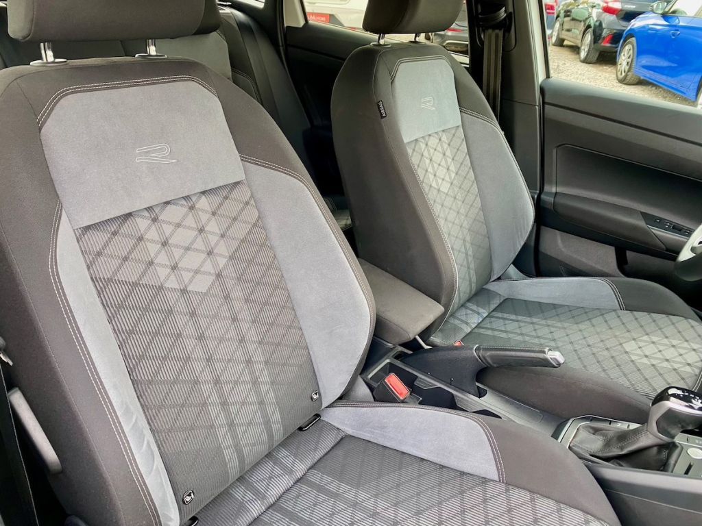 Fahrzeugabbildung Volkswagen Taigo 1.5 DSG R-Line AAC SHZ GJR KAMERA