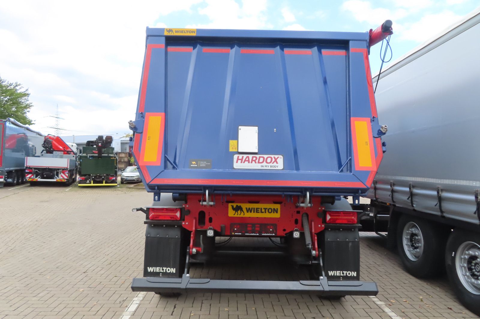 Fahrzeugabbildung Wielton Strong Master 3-Achs Kippsattelauflieger 33 m³