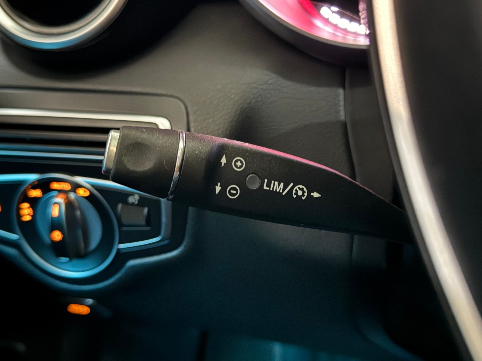 Fahrzeugabbildung Mercedes-Benz C 180 T CGI 9GT 2X AVANTGARDE PANO ILS NAVI AHK