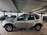 Dacia Duster I Prestige 4x4*AHK*Tüv*Neu* - silberne Dacia Duster