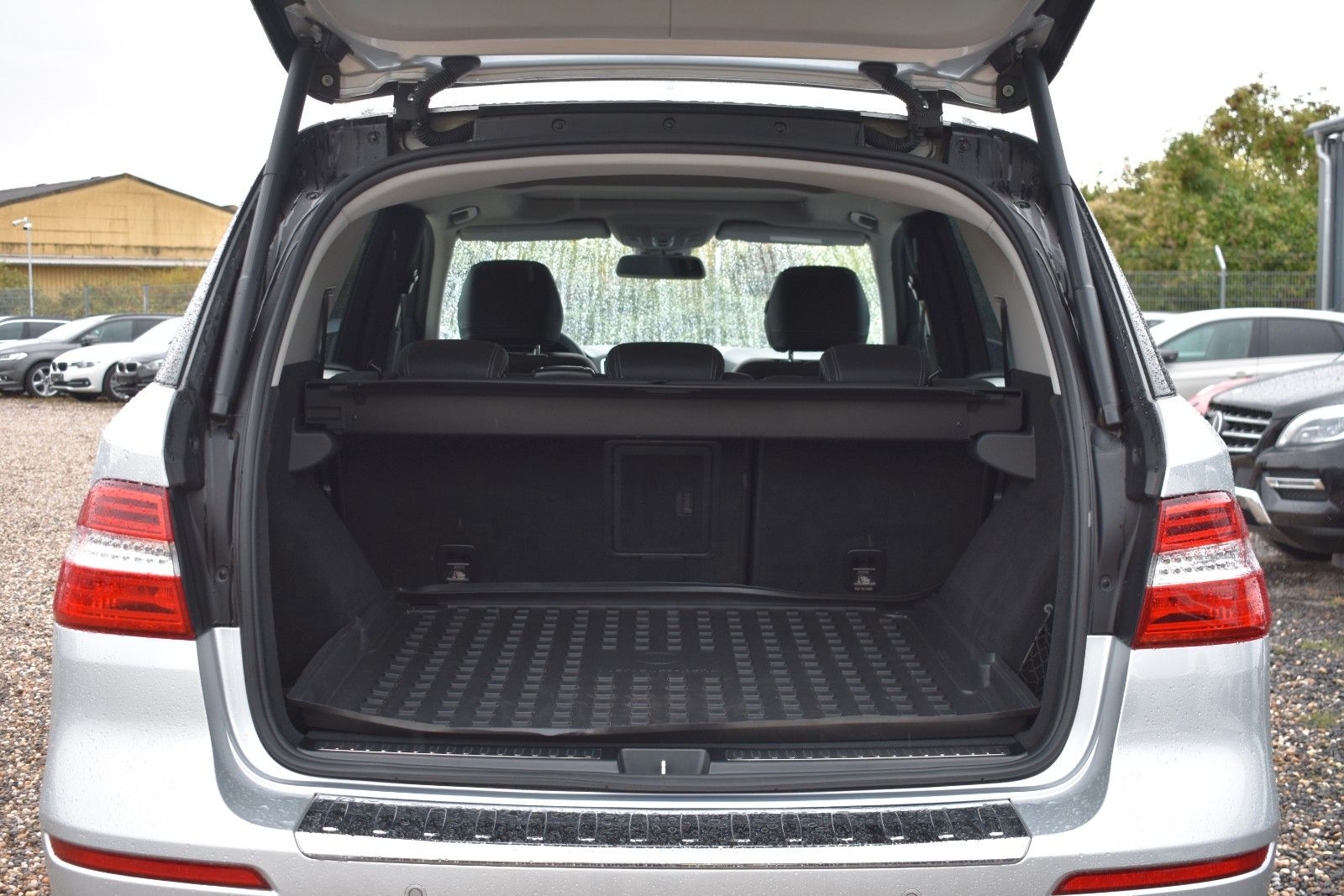Fahrzeugabbildung Mercedes-Benz ML 350 CDI BlueTec 4Matic AHK/PANO/DISTRONIC